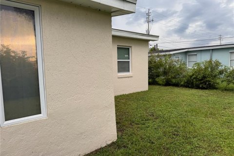 Casa en alquiler en Port Charlotte, Florida, 2 dormitorios, 71.35 m2 № 1915837 - foto 19