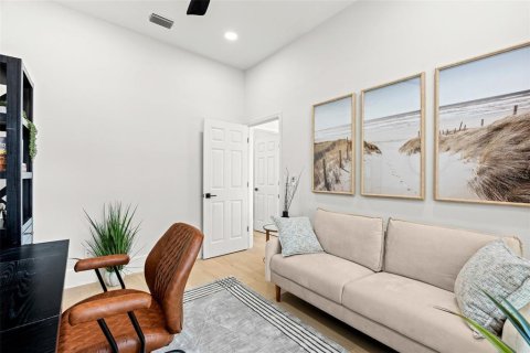 House in University Park, Florida 3 bedrooms, 215.16 sq.m. № 2221447 - photo 25