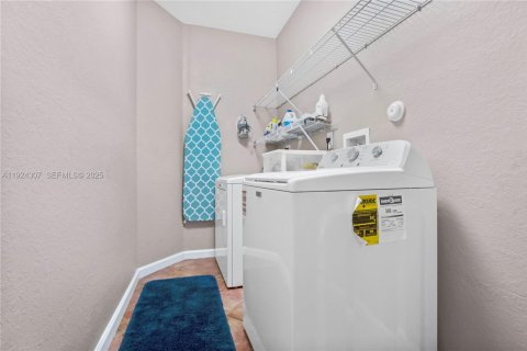 Casa en venta en Cutler Bay, Florida, 4 dormitorios, 272.58 m2 № 1982606 - foto 29