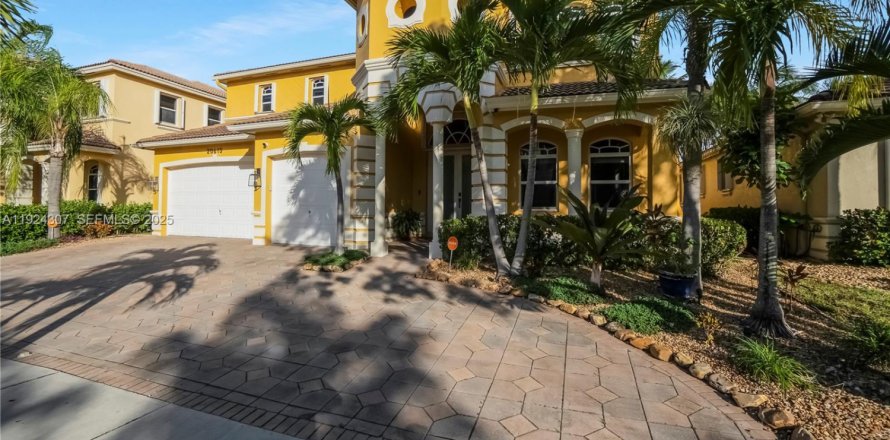 Casa en Cutler Bay, Florida 4 dormitorios, 272.58 m2 № 1982606