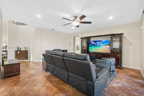 Casa en venta en Cutler Bay, Florida, 4 dormitorios, 272.58 m2 № 1982606 - foto 12