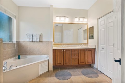 Casa en venta en Cutler Bay, Florida, 4 dormitorios, 272.58 m2 № 1982606 - foto 17