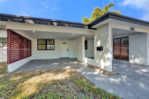 Casa en venta en Hollywood, Florida, 3 dormitorios, 107.67 m2 № 1974055 - foto 1