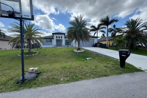 House in Cape Coral, Florida 3 bedrooms № 1756923 - photo 4