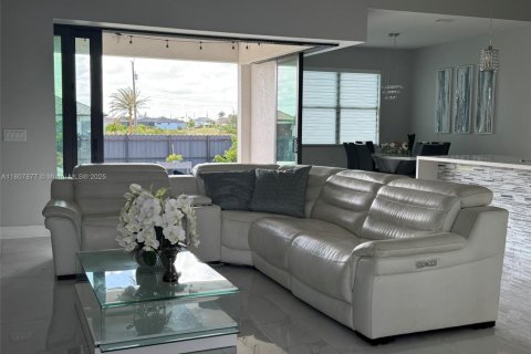 House in Cape Coral, Florida 3 bedrooms № 1756923 - photo 7