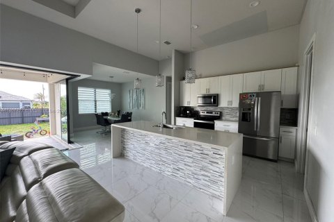 House in Cape Coral, Florida 3 bedrooms № 1756923 - photo 10