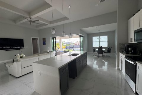 House in Cape Coral, Florida 3 bedrooms № 1756923 - photo 8