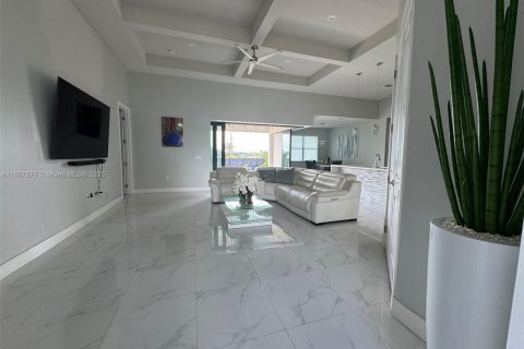 House in Cape Coral, Florida 3 bedrooms № 1756923 - photo 6