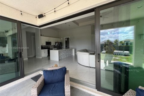 House in Cape Coral, Florida 3 bedrooms № 1756923 - photo 13