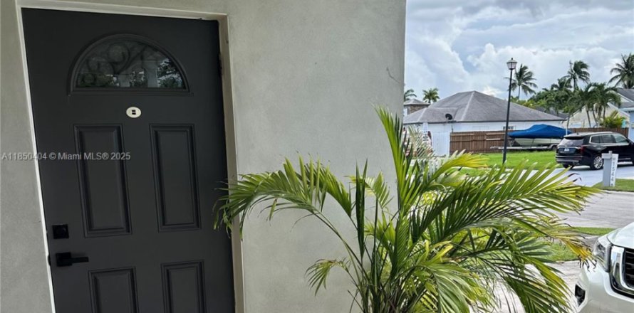 Propiedad comercial en Miami, Florida 1 dormitorio, 131.92 m2 № 1871814