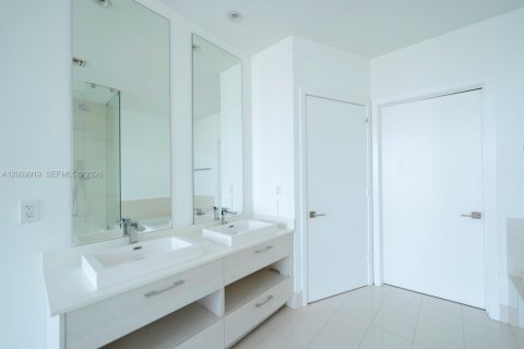 Condominio en alquiler en Miami, Florida, 4 dormitorios, 215.9 m2 № 2073030 - foto 20