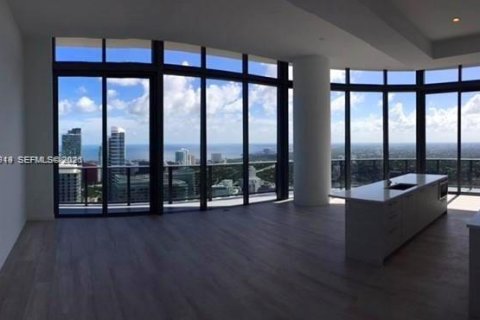 Condominio en alquiler en Miami, Florida, 4 dormitorios, 215.9 m2 № 2073030 - foto 2