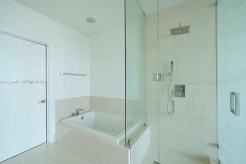Condominio en alquiler en Miami, Florida, 4 dormitorios, 215.9 m2 № 2073030 - foto 27
