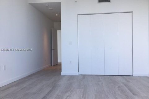 Condominio en alquiler en Miami, Florida, 4 dormitorios, 215.9 m2 № 2073030 - foto 13
