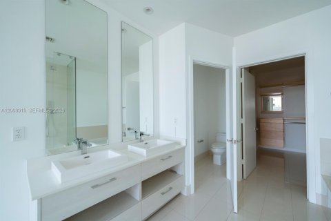 Condominio en alquiler en Miami, Florida, 4 dormitorios, 215.9 m2 № 2073030 - foto 21