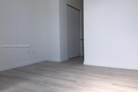 Condominio en alquiler en Miami, Florida, 4 dormitorios, 215.9 m2 № 2073030 - foto 11