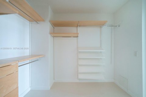 Condominio en alquiler en Miami, Florida, 4 dormitorios, 215.9 m2 № 2073030 - foto 25