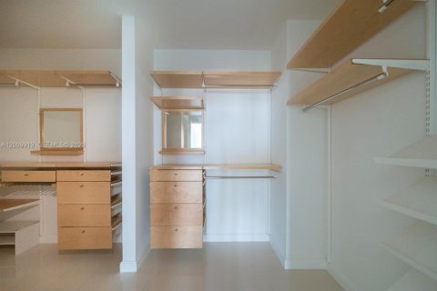 Condominio en alquiler en Miami, Florida, 4 dormitorios, 215.9 m2 № 2073030 - foto 23
