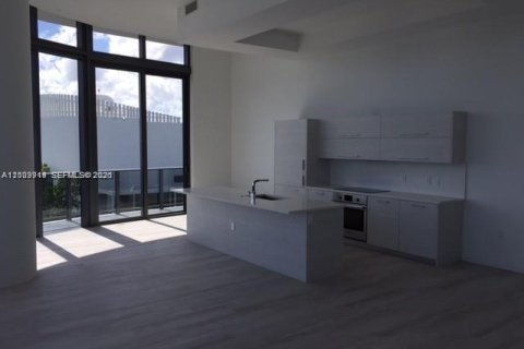 Condominio en alquiler en Miami, Florida, 4 dormitorios, 215.9 m2 № 2073030 - foto 5