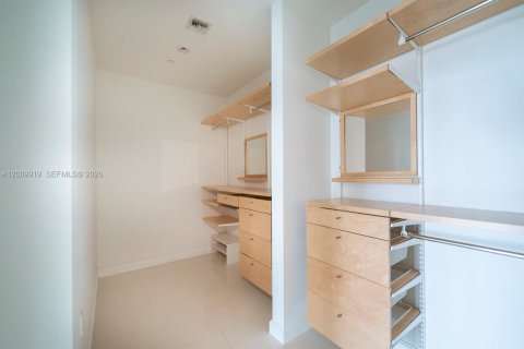 Condominio en alquiler en Miami, Florida, 4 dormitorios, 215.9 m2 № 2073030 - foto 24