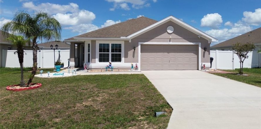 House in Poinciana, Florida 3 bedrooms, 125.23 sq.m. № 2104438