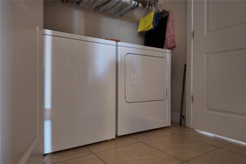 House in Poinciana, Florida 3 bedrooms, 125.23 sq.m. № 2104438 - photo 9