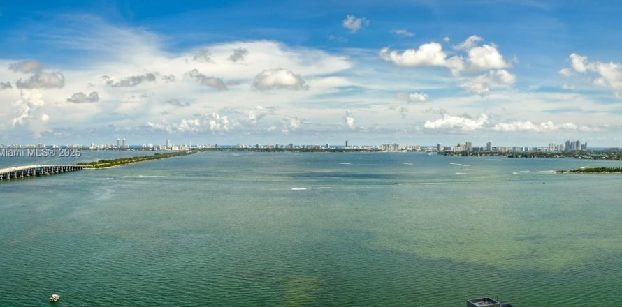 Condominio en Miami, Florida, 2 dormitorios  № 1937215