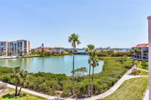 Condo in South Pasadena, Florida, 2 bedrooms  № 1655809 - photo 4