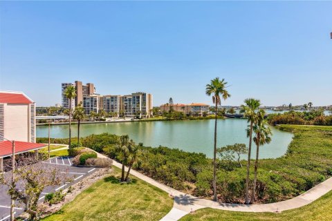 Condo in South Pasadena, Florida, 2 bedrooms  № 1655809 - photo 18