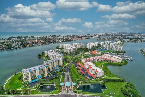 Condo in South Pasadena, Florida, 2 bedrooms  № 1655809 - photo 1