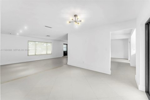 Casa en alquiler en Miami, Florida, 5 dormitorios, 223.24 m2 № 2047679 - foto 12