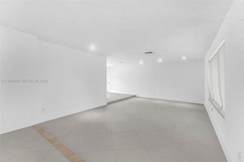 Casa en alquiler en Miami, Florida, 5 dormitorios, 223.24 m2 № 2047679 - foto 3