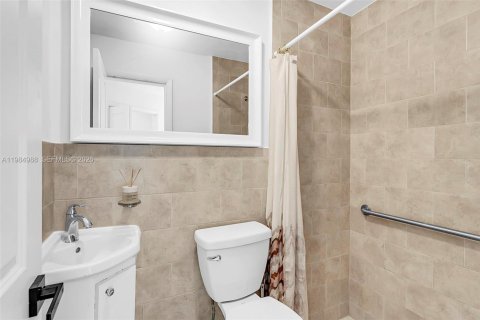 Casa en alquiler en Miami, Florida, 5 dormitorios, 223.24 m2 № 2047679 - foto 19