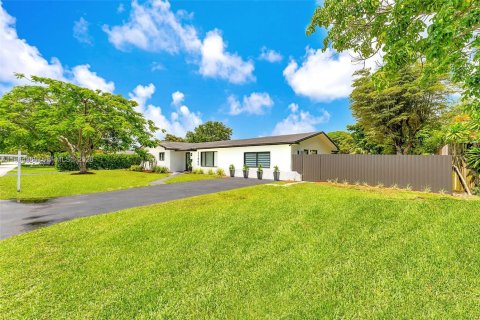 Casa en alquiler en Miami, Florida, 5 dormitorios, 223.24 m2 № 2047679 - foto 2