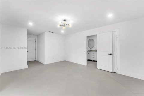 Casa en alquiler en Miami, Florida, 5 dormitorios, 223.24 m2 № 2047679 - foto 30
