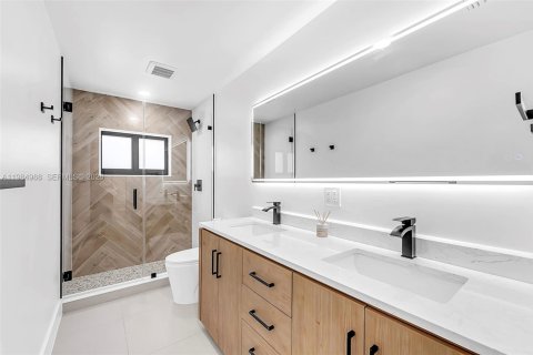 Casa en alquiler en Miami, Florida, 5 dormitorios, 223.24 m2 № 2047679 - foto 25