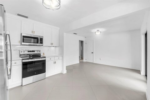 Casa en alquiler en Miami, Florida, 5 dormitorios, 223.24 m2 № 2047679 - foto 11