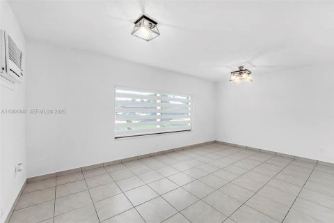 Casa en alquiler en Miami, Florida, 5 dormitorios, 223.24 m2 № 2047679 - foto 15