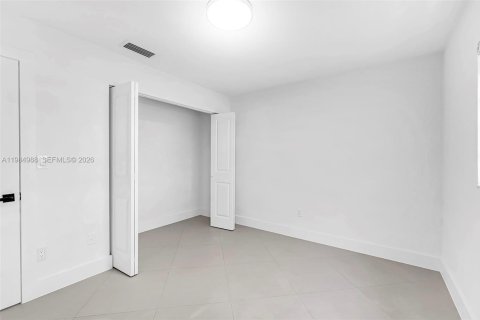 Casa en alquiler en Miami, Florida, 5 dormitorios, 223.24 m2 № 2047679 - foto 20