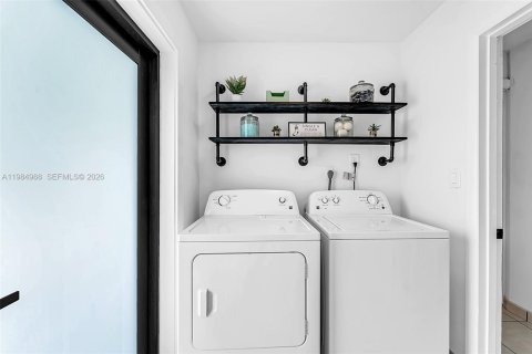 Casa en alquiler en Miami, Florida, 5 dormitorios, 223.24 m2 № 2047679 - foto 14