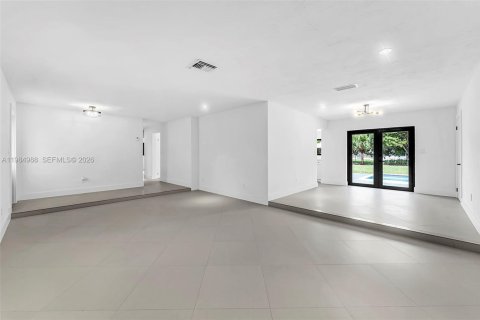 Casa en alquiler en Miami, Florida, 5 dormitorios, 223.24 m2 № 2047679 - foto 5