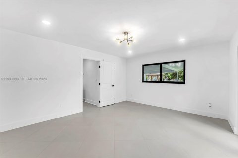 Casa en alquiler en Miami, Florida, 5 dormitorios, 223.24 m2 № 2047679 - foto 29