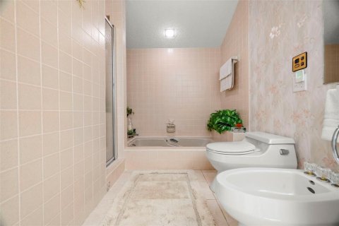House in Tampa, Florida 4 bedrooms, 220.83 sq.m. № 1824529 - photo 22