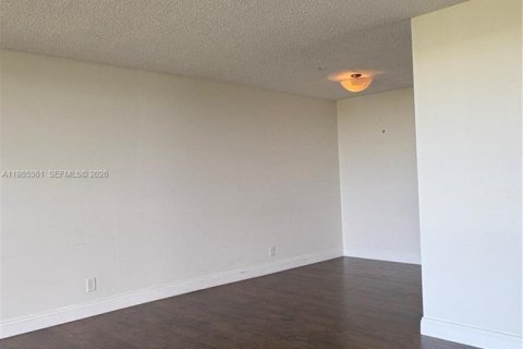 Condo in Lauderhill, Florida, 2 bedrooms  № 2046993 - photo 3