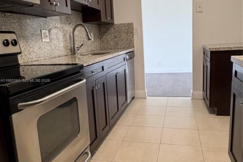 Condo in Lauderhill, Florida, 2 bedrooms  № 2046993 - photo 4