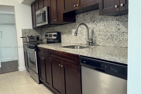 Condo in Lauderhill, Florida, 2 bedrooms  № 2046993 - photo 5