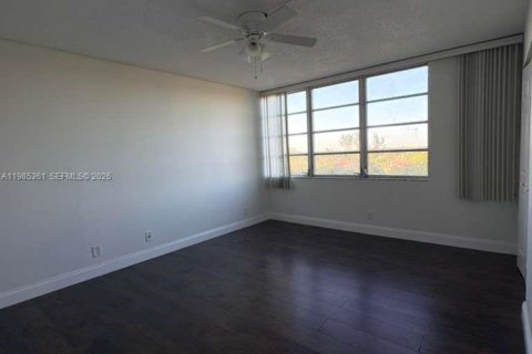 Condo in Lauderhill, Florida, 2 bedrooms  № 2046993 - photo 17
