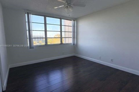 Condo in Lauderhill, Florida, 2 bedrooms  № 2046993 - photo 18