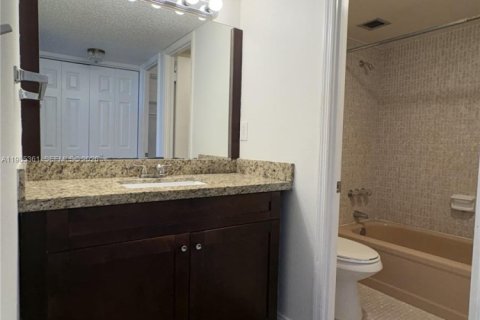 Condo in Lauderhill, Florida, 2 bedrooms  № 2046993 - photo 8