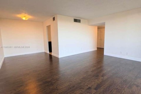 Condo in Lauderhill, Florida, 2 bedrooms  № 2046993 - photo 24